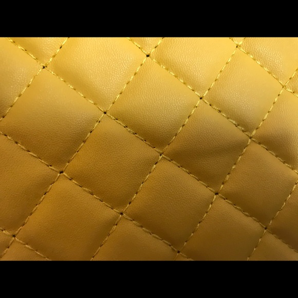 Beautiful quilted lightweight vegan leather bag. - Picture 4 of 6